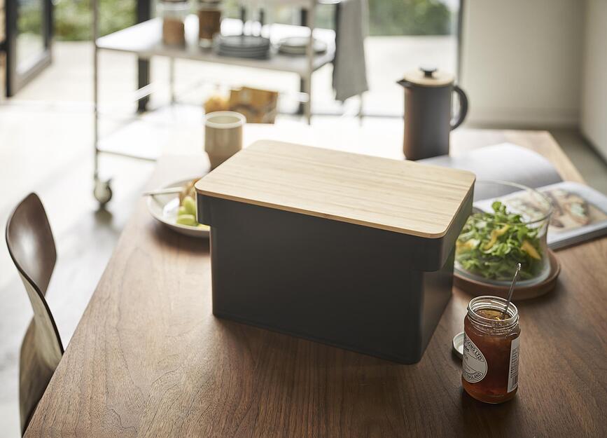 Tower Kutija za Kruh s daskom za rezanje i prostorom za nož crna