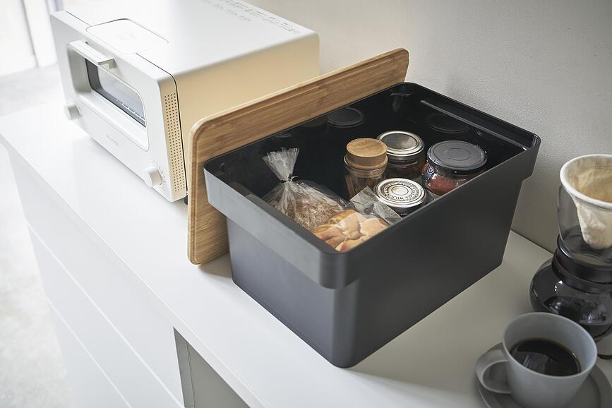 Tower Kutija za Kruh s daskom za rezanje i prostorom za nož crna