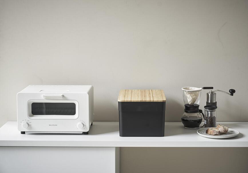 Tower Kutija za Kruh s daskom za rezanje i prostorom za nož crna