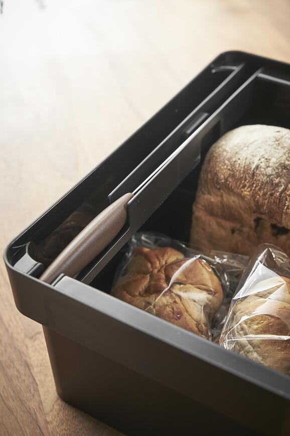 Tower Škatla za kruh s sekalno desko in prostorom za nož, črna