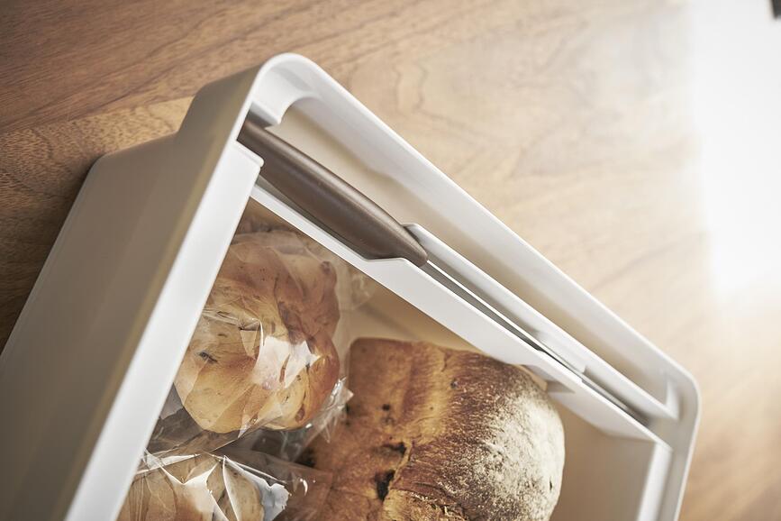 Tower Škatla za kruh s sekalno desko in prostorom za nož, črna