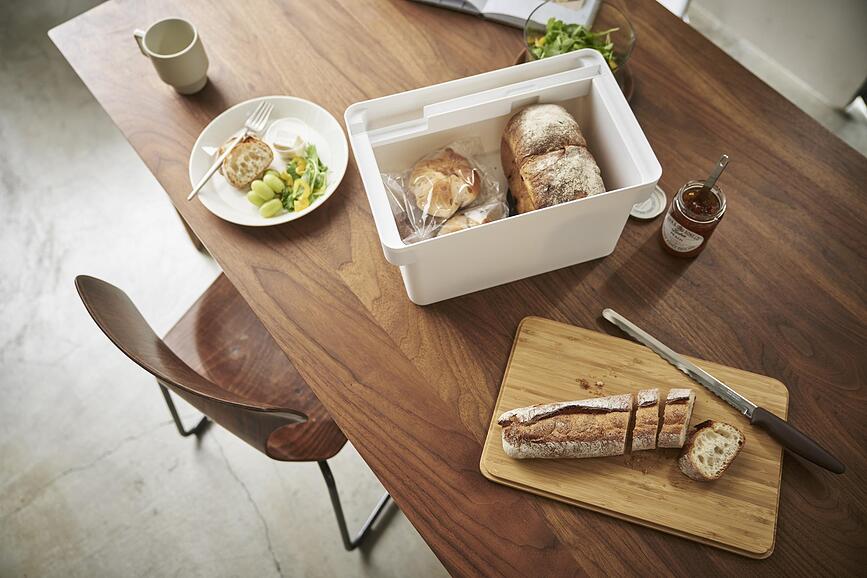 Tower Škatla za kruh s sekalno desko in prostorom za nož, črna