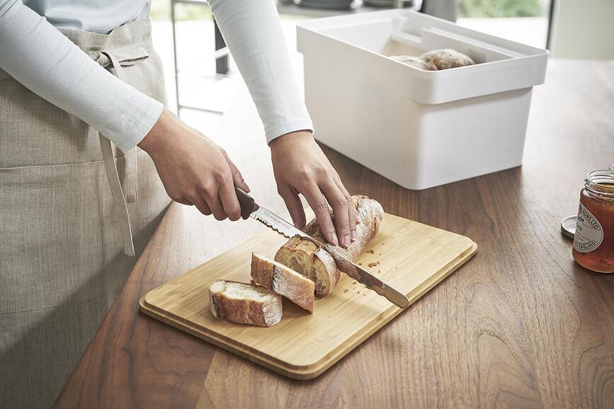 Tower Škatla za kruh s sekalno desko in prostorom za nož, črna