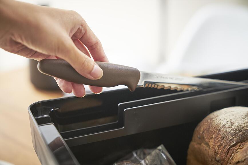 Tower Škatla za kruh s sekalno desko in prostorom za nož, črna