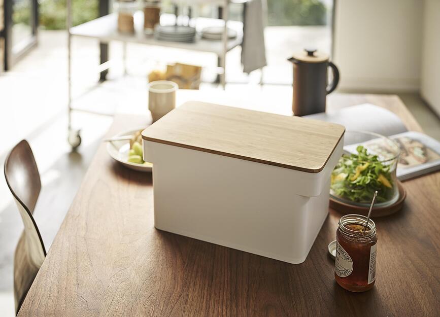 Tower Škatla za kruh s sekalno desko in prostorom za nož, črna