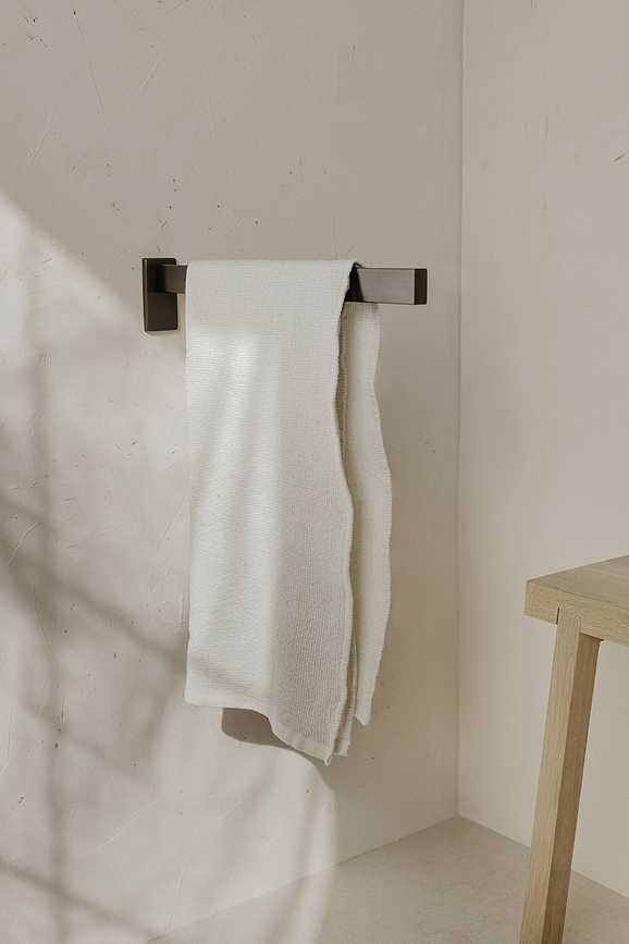 Toallero de acero pulido Linea