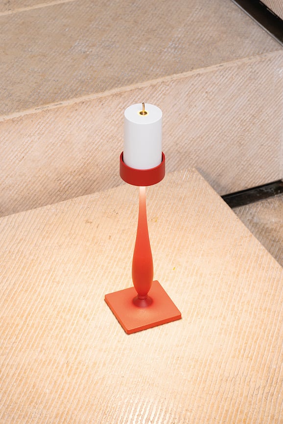 Lámpara de mesa inalámbrica Perpetua 35,6 cm dorada con base ancha