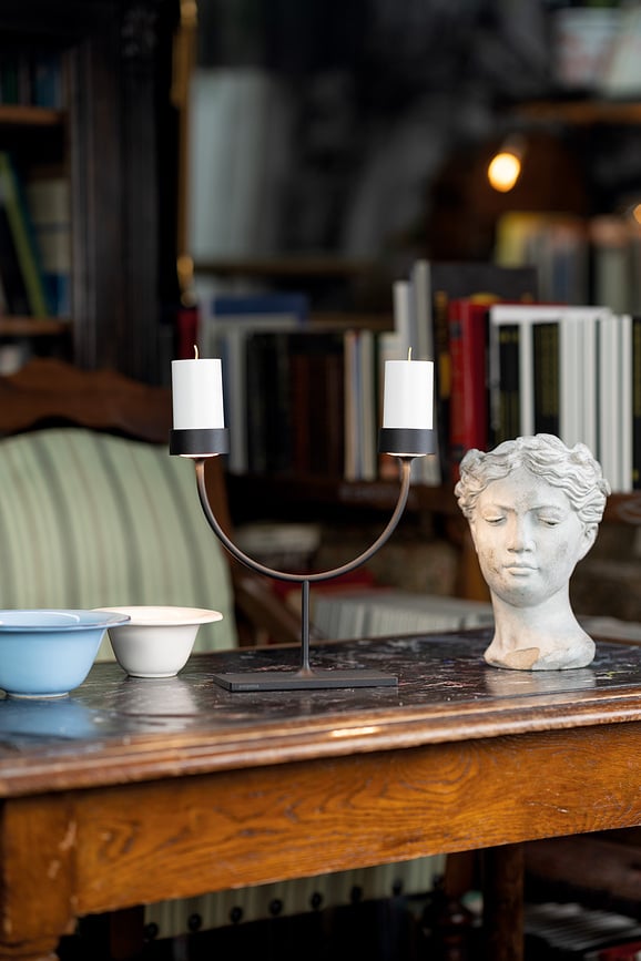 Lámpara de mesa inalámbrica Perpetua 35,6 cm dorada doble