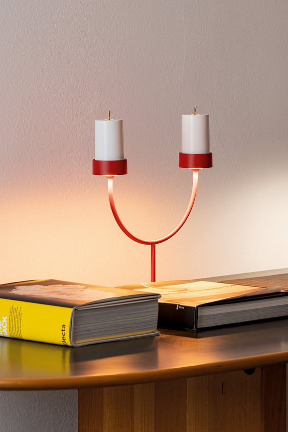 Lámpara de mesa inalámbrica Perpetua 35,6 cm dorada doble