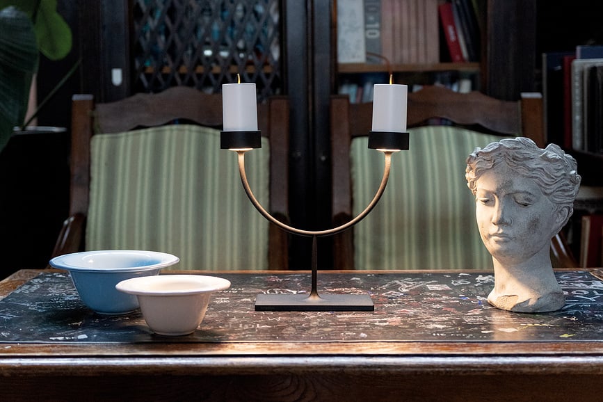 Lámpara de mesa inalámbrica Perpetua 35,6 cm dorada doble