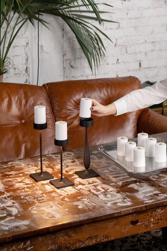 Lámpara de mesa inalámbrica Perpetua 35,6 cm, dorada