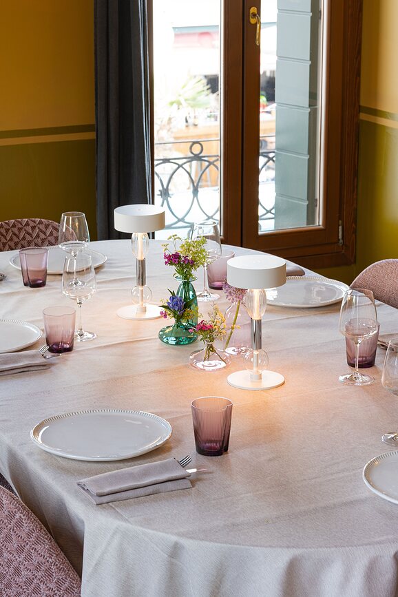 Royal Family Lampe De Table sans fil, Wi-Fi, titane