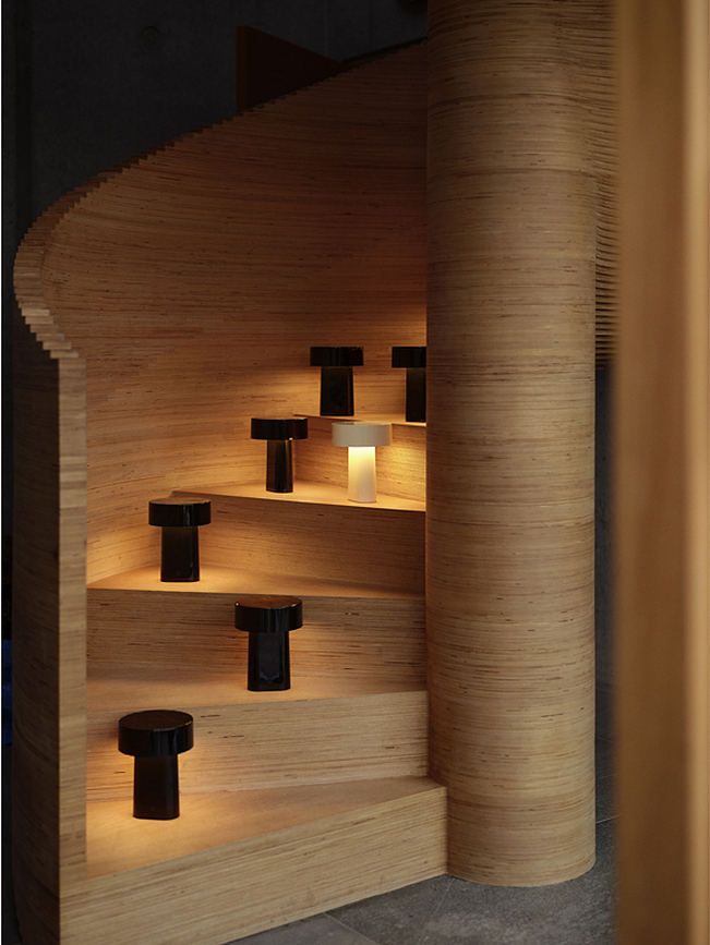 Oblong Namizna svetilka, brezžična, rjava