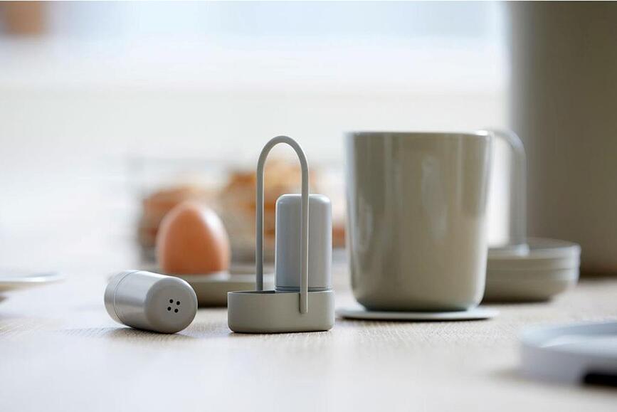 Singles Σετ Αλατιέρας και Πιπεριέρας με βάση, μαύρο, Σετ 3 τεμαχίων