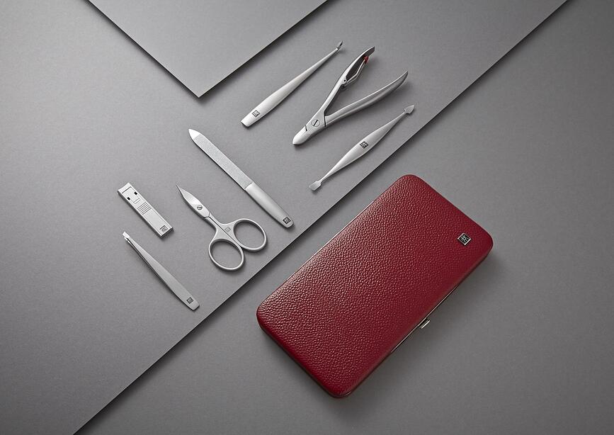 Accesorii pentru manichiură Twinox roșii într-un etui de piele orizontal 7 el.