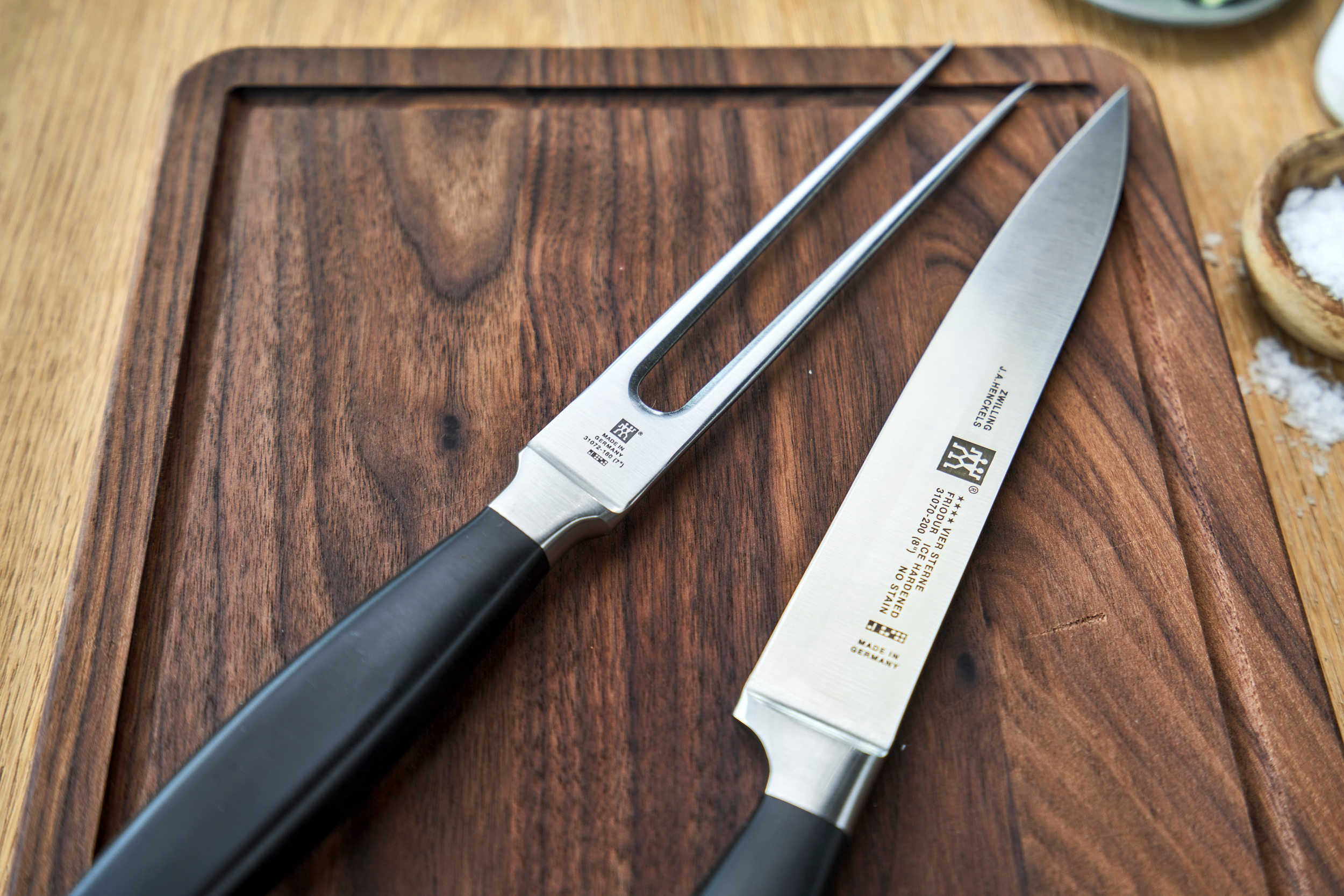 https://3fa-media.com/zwilling/zwilling-four-star-meat-knife-and-meat-fork-2-el__153386_c14a084-s2500x2500.jpg