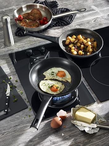 https://3fa-media.com/zwilling/zwilling-madura-plus-pan-with-a-granite-coating__130199_ccab8f6-s543x531.jpg