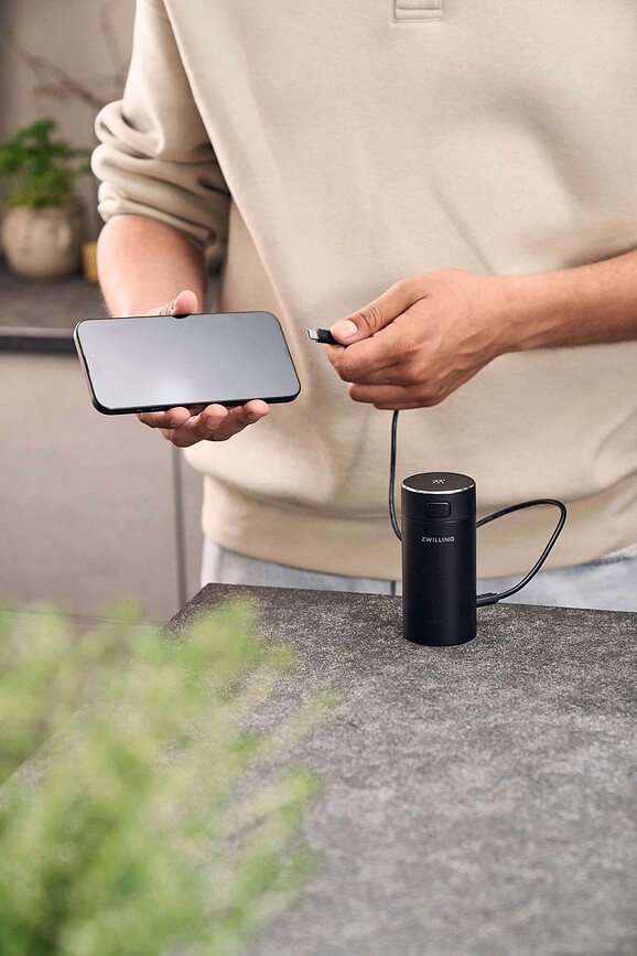 Xtend Kompaktni polnilec, črn, s funkcijo powerbank